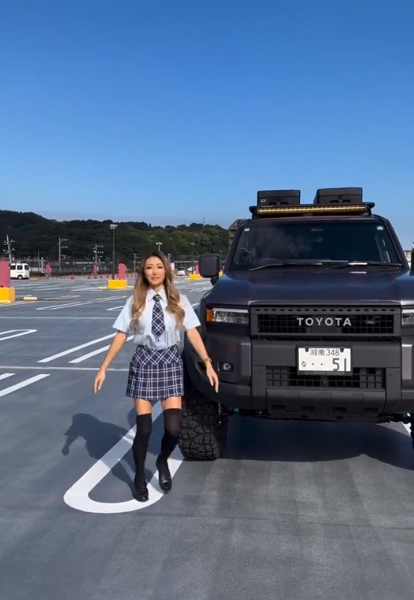 
日本小姑娘买的陆地巡洋舰lc250，但她听说咱们这边丰田普拉多不用加价，而且到