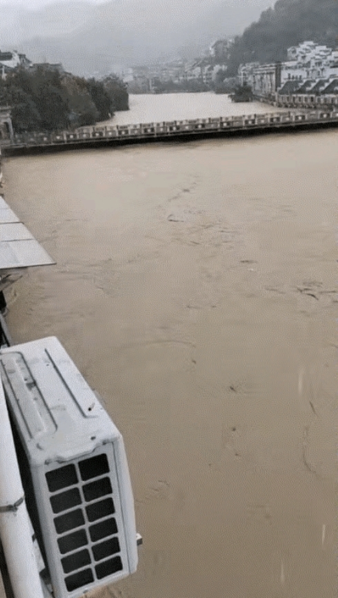 镇远古城全县已经告急，那雨水越来越大，丝毫没有停歇的迹象。老天爷似乎觉得长途运输