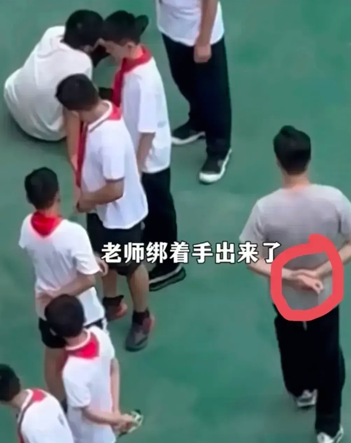 上海徐汇中学一学生在操场体育锻炼时晕倒事件中：

1、男同学竟然垂直倒下，疑似中