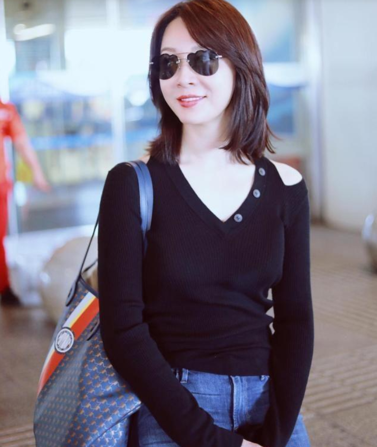 77年的陈数还有“过山车”身材！
穿露肩针织衫配牛仔裤，比例太出众！