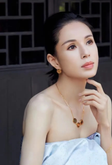 李若彤太美啦！小仙女一样。

貌美如花似玉，笑起来真好看！像一朵水莲花一样漂亮！