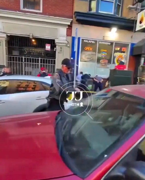 美国现状，捉非法移民的行动正在有序进行中。街上随处可见美国警察捉住的非法移民，所
