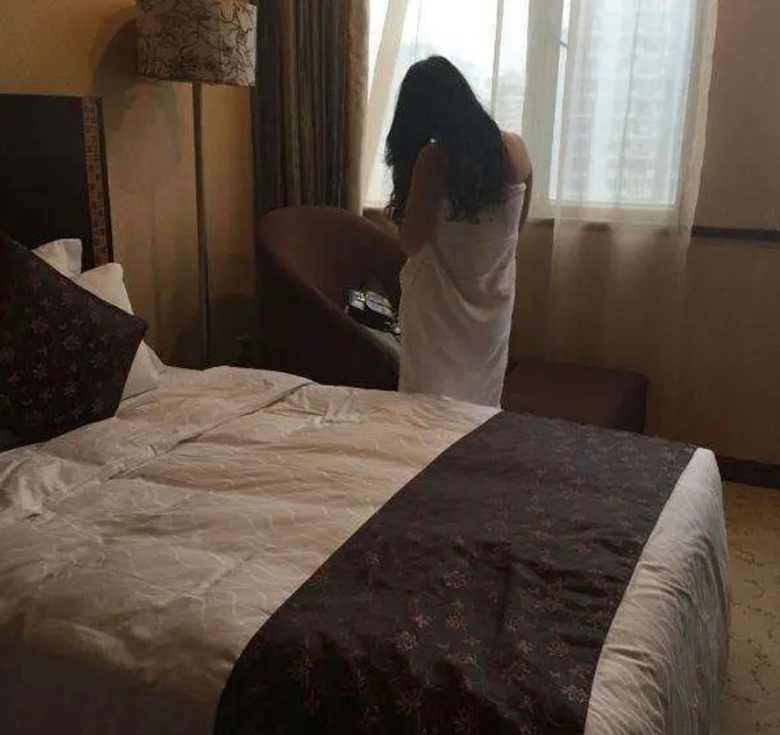 “玩大了！”广东一位男子和女友吵架后，女友离家出走，转头就住进了所谓的男闺蜜家，