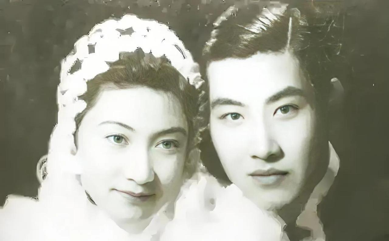1935年，戴望舒留学归来，找到相恋8年的未婚妻，当众甩了一巴掌。数月后，他欢天