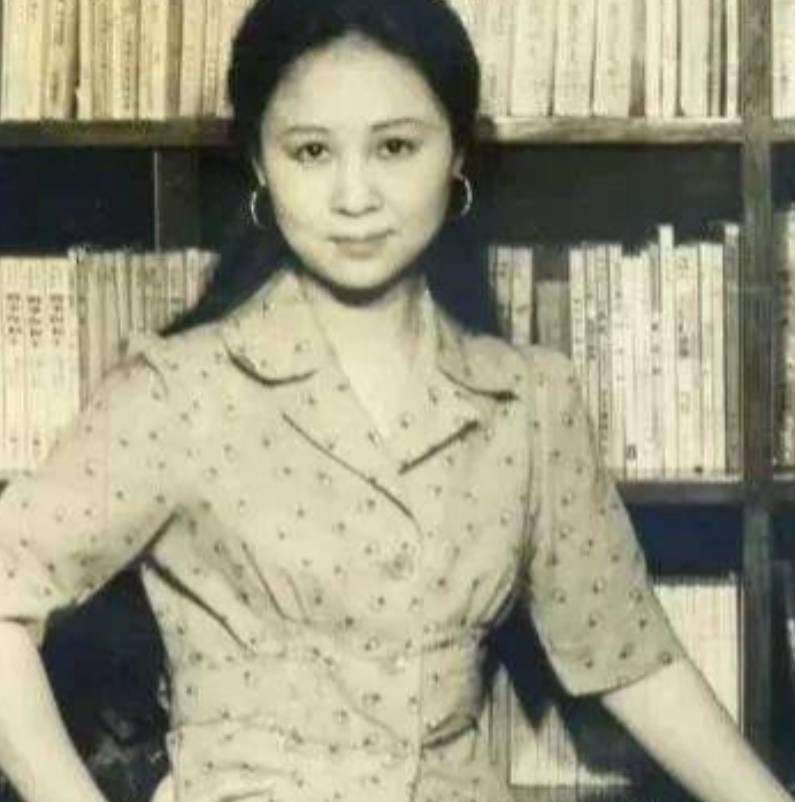 这是年轻时的琼瑶，樱桃小嘴，一头乌黑的长发，柳树一般的细腰，妥妥的美人！

（信
