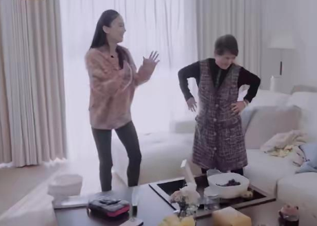 黄圣依为婆婆买了一件小香风的马甲裙子，婆婆穿上后开心得跳起了舞，黄圣依在一旁拍手