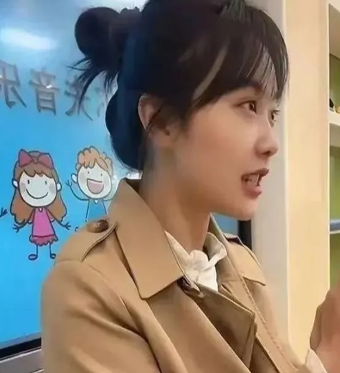 2023年4月，黄老师在社交平台分享课间带小朋友唱“挖呀挖”儿歌的视频，一下就火