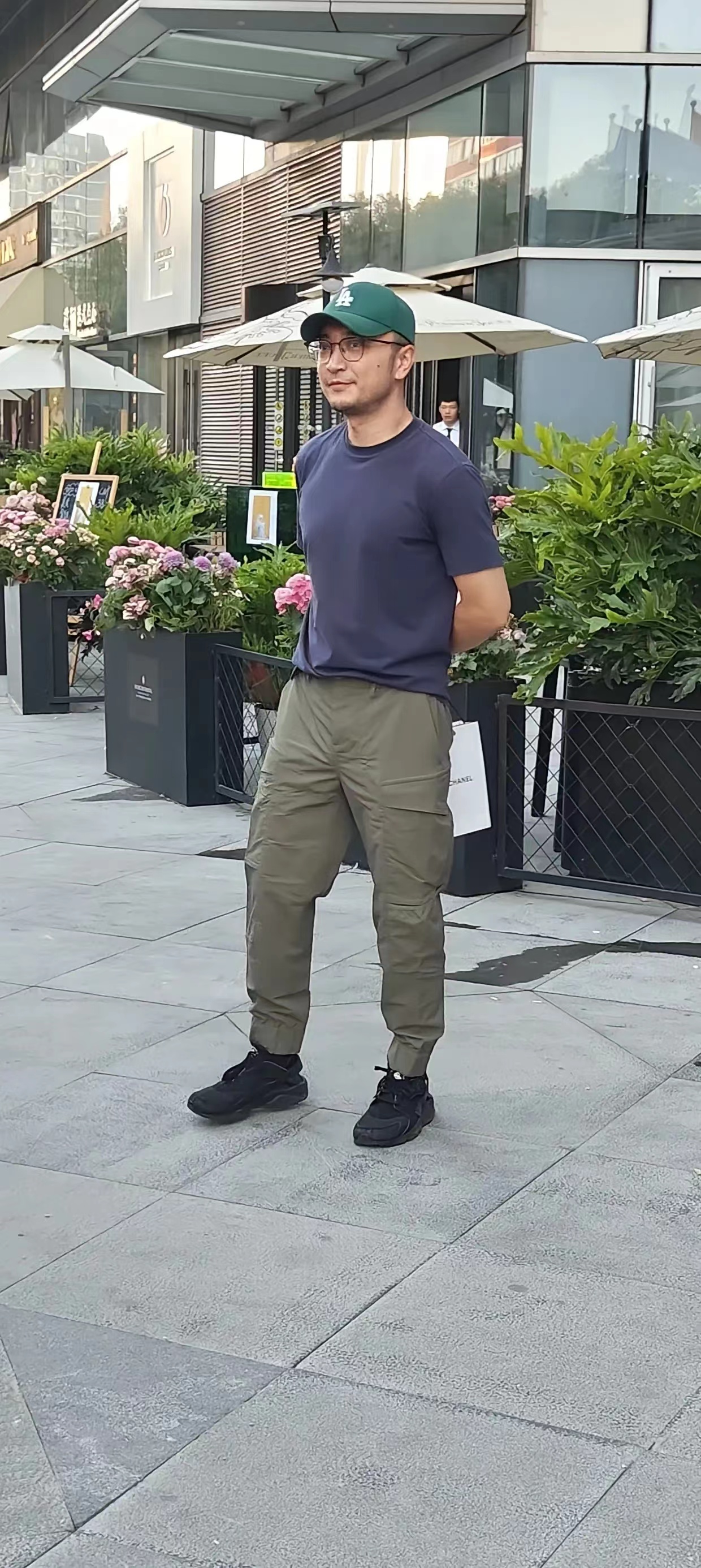 哇塞！这不是央视知名主持人吗？
这个男人也老了，也不是从前那个帅哥了
身材也发福