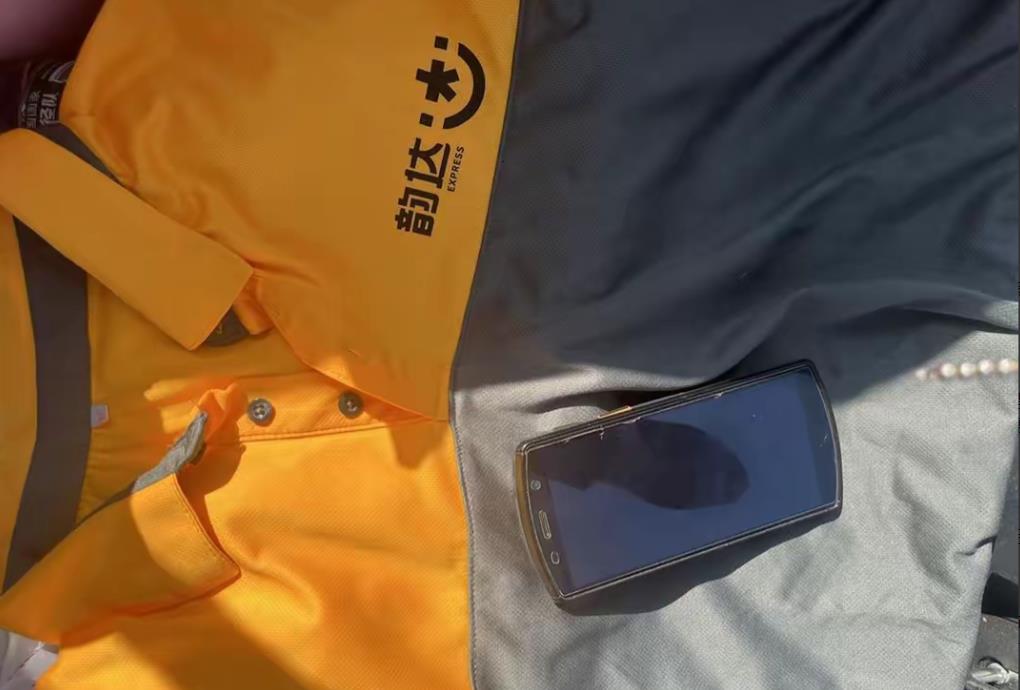 好心酸！河南驻马店，一位21岁大学生干快递20余天后跳桥身亡，男孩姐姐表示，弟弟