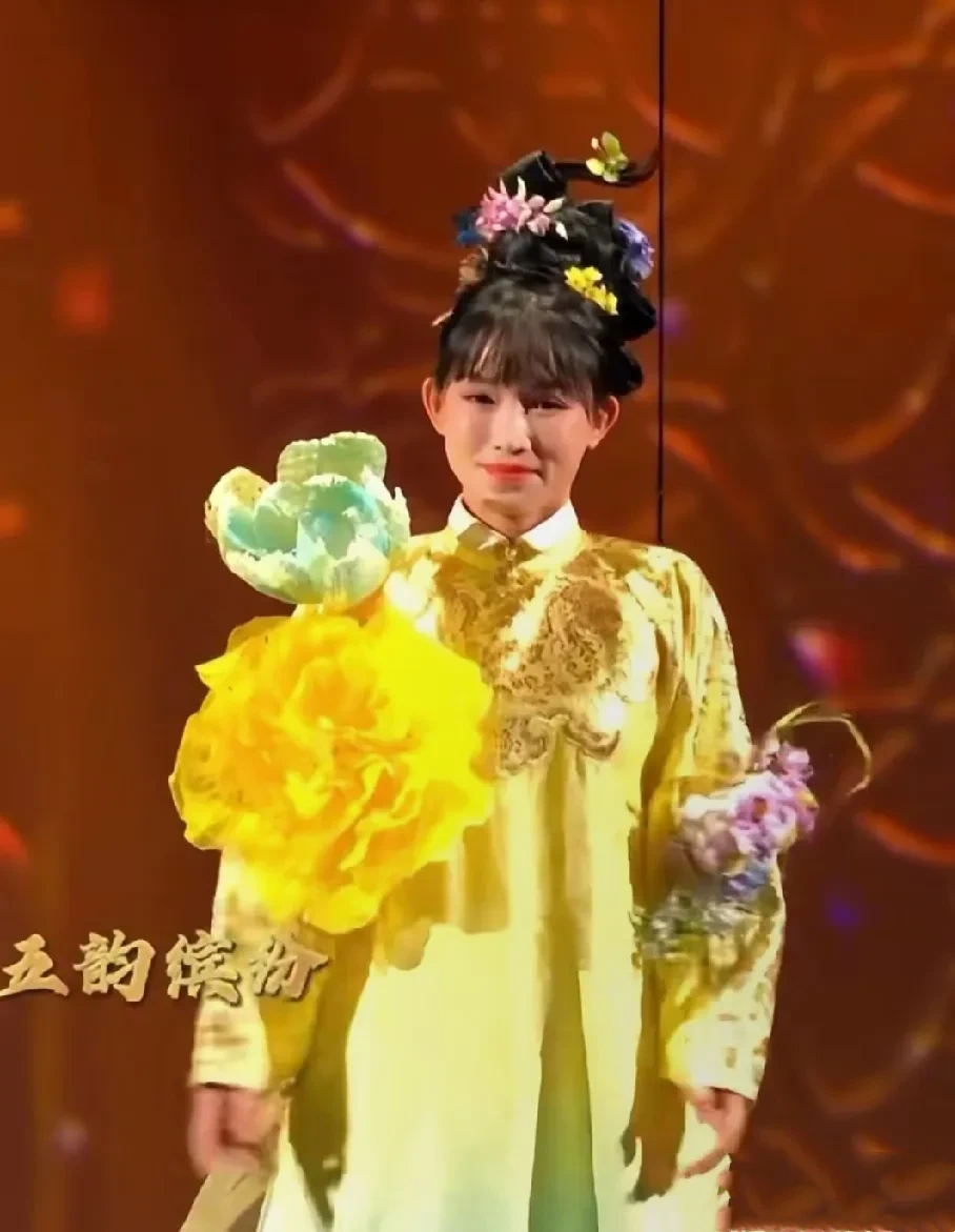 李子柒，出场那个翅膀一出，好惊艳，很像《与凤行》的场景。
我怀疑她身上的全是非遗