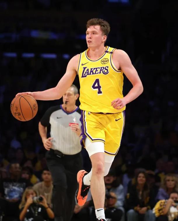 恭喜湖人拥有了一位历史级别的射手，他就是新秀克内克特！在今天湖人主场力克灰熊的比