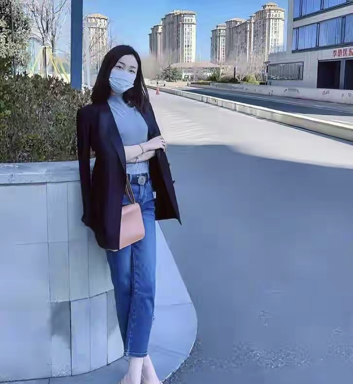 前几天，我家小女儿穿上了嫁衣，女婿家给了我们66万元的彩礼。我私底下留下了50万
