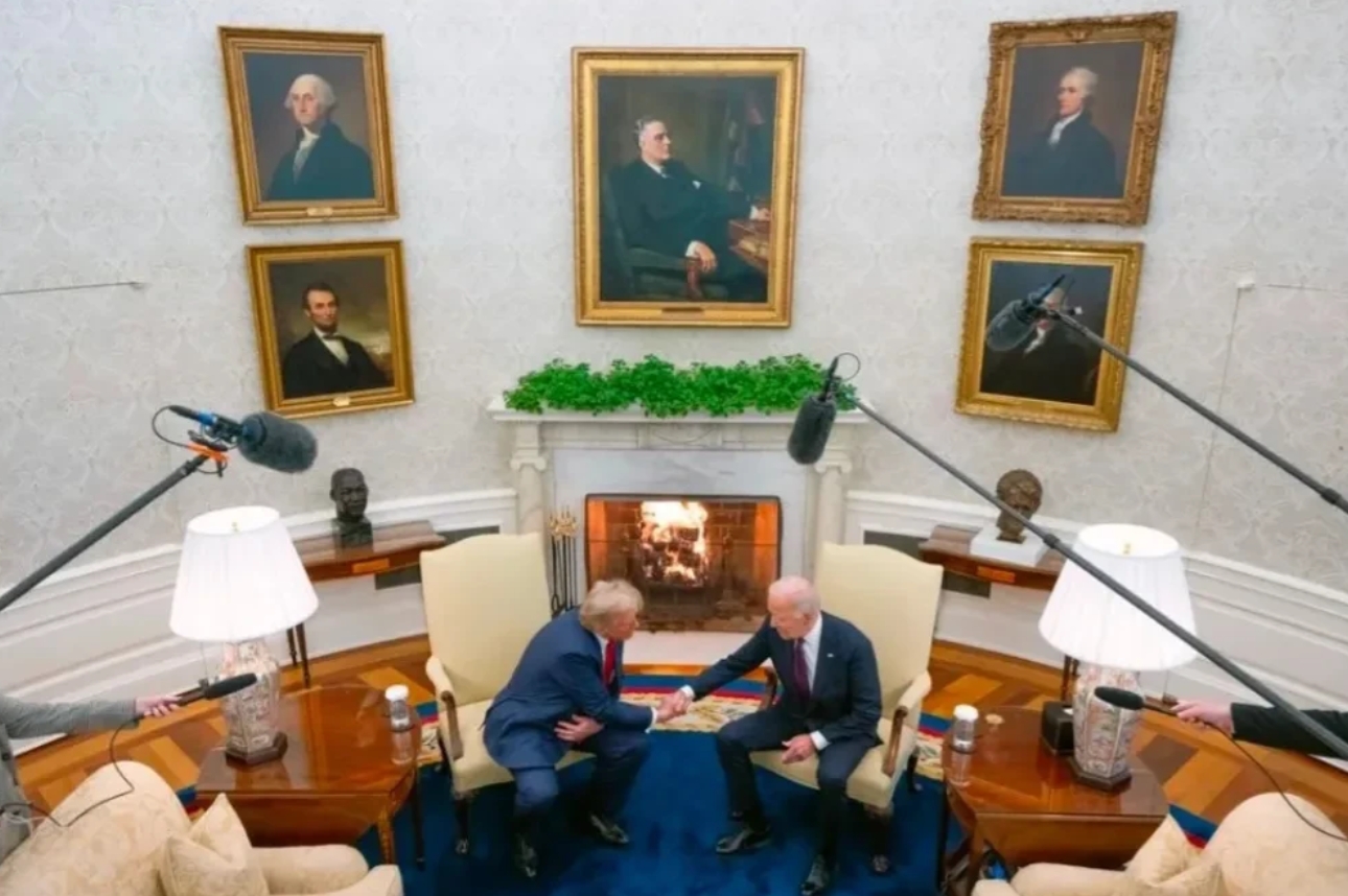 同样的地方，奥巴马会见接替的特朗普，拜登会见接替的特朗普，两人的反应表情不一样，