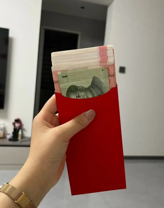 今天和老公心里都轻松了不少。前些年老公做生意周转，找我爸妈借了些钱。后来生意不太