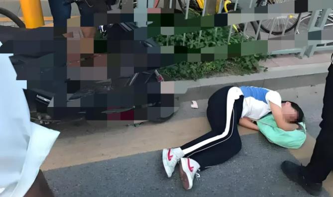 甘肃，一17岁学生身体不适，向老师请假，老师批准后学生回家，谁知在校外期间，该学