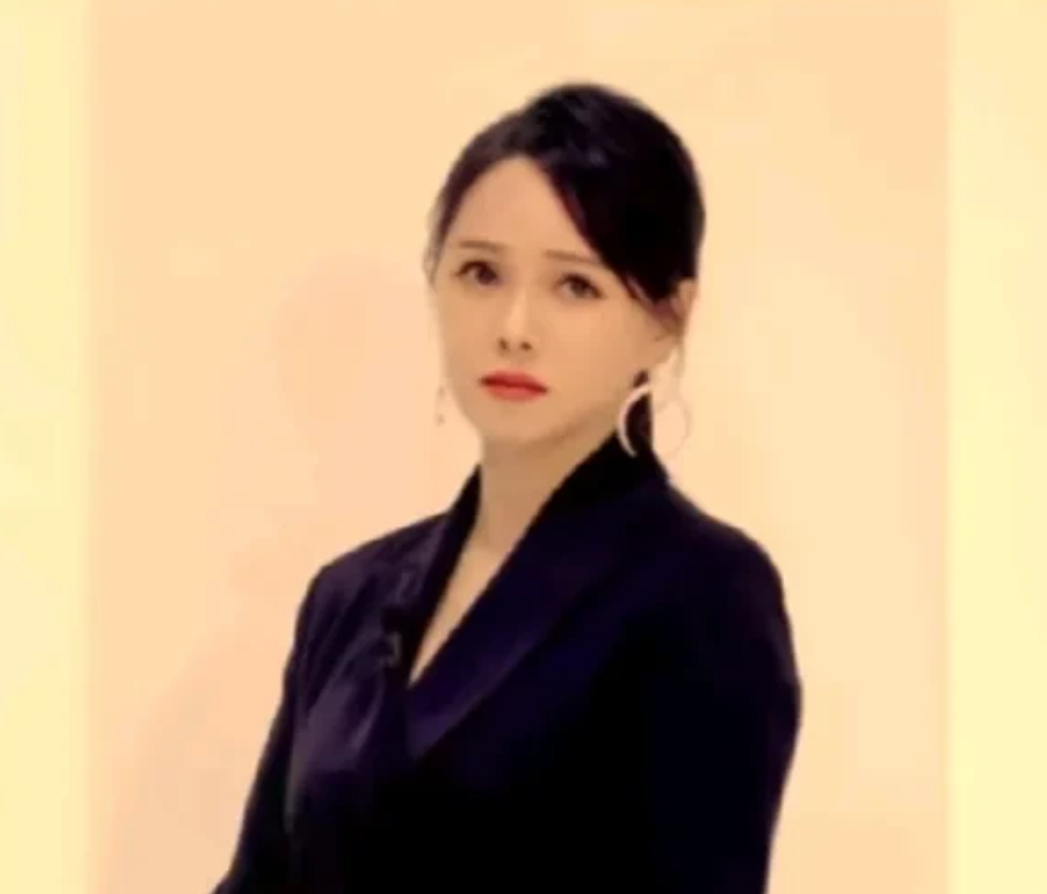 秦昊在客厅陪女儿米粒玩，突然跑去跟伊能静说：“老婆，你可不可以叫米粒把玩具收一下