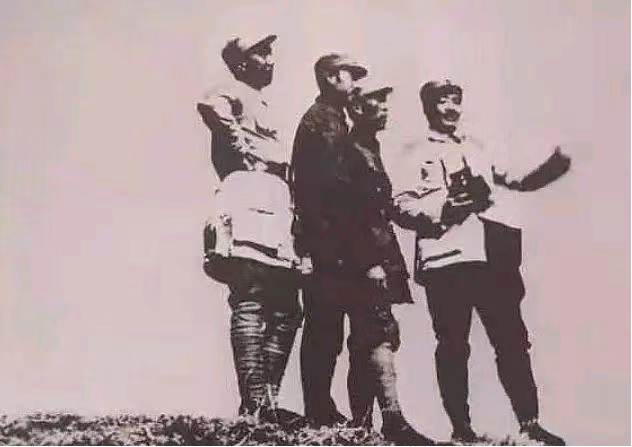 1950年，李苍降不幸被捕，敌人为了逼迫他招供，便叫来了他已经怀孕的妻子。敌人指