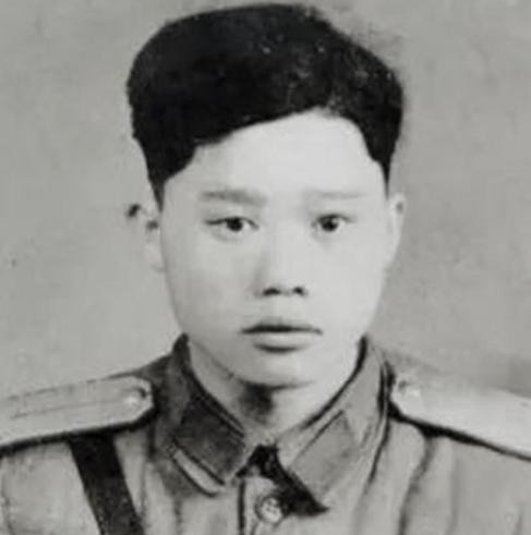 1951年1月28日，18岁的志愿军战士潘天炎因为肚子不舒服，到草丛里解决问题，