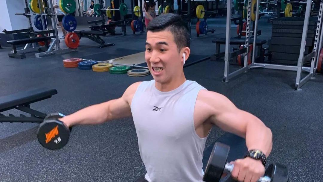 30岁台湾健身教练，巧克力腹肌和人鱼线，这公狗腰没几个教练能达到