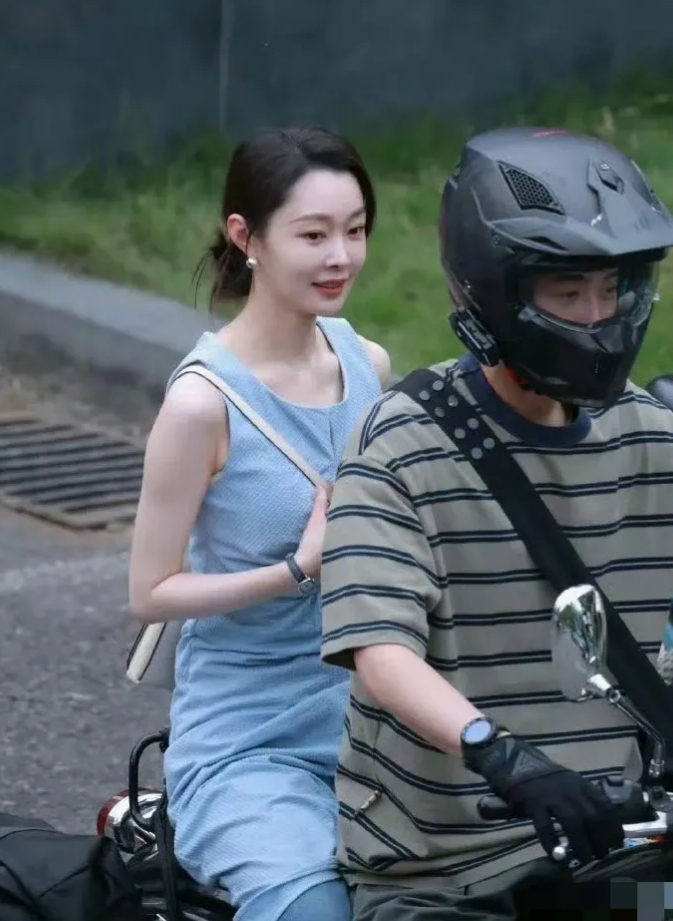 一看宋轶这坐姿，就知道她肯定没骑过摩托车。