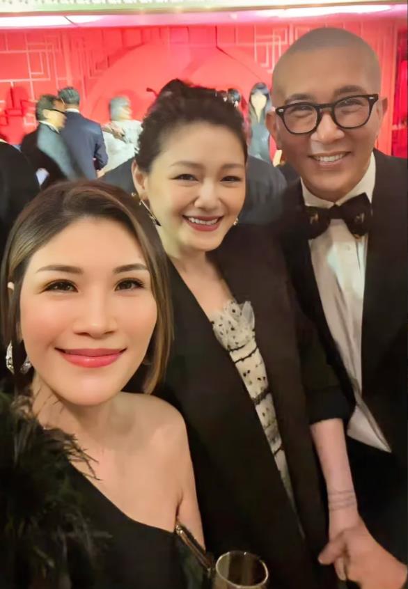 大S具俊晔参加伟忠哥女儿归宁宴，合照都手牵手，十分恩爱
大S看着圆润了不少，具俊