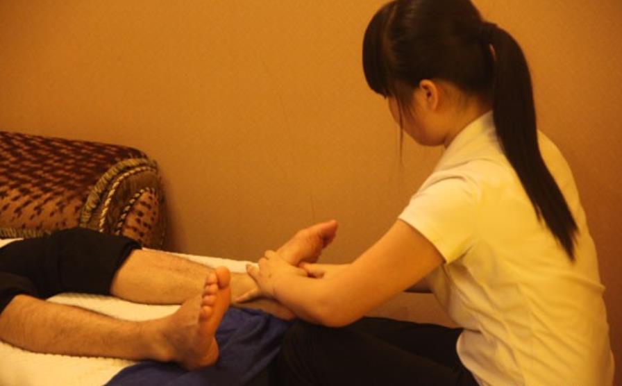 广东，一男子吃过午饭后没事，到某按摩店506房让女 技师给他按摩，他要放松放松。