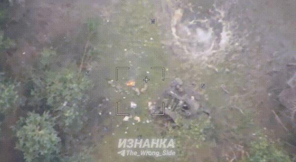 “炸！炸！炸！”在乌克兰战场，苏梅州皮萨雷夫卡地区，俄军无人机发现了一处，试图冲