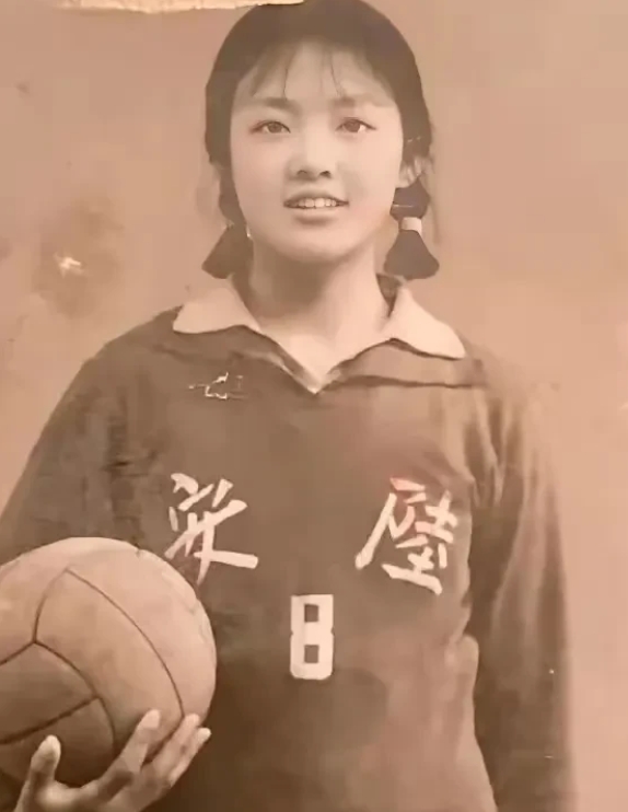 汪小菲妈妈少女时期的照片曝光，画面中她清秀温婉，眉眼间透着不加雕饰的自然美，而且
