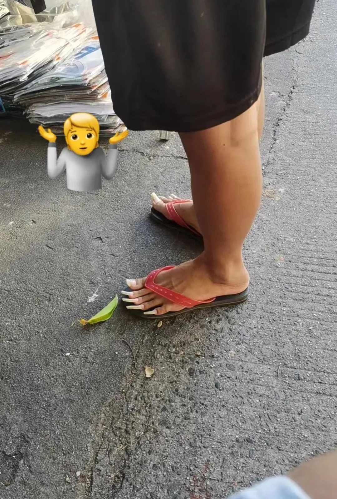 太震惊了！一位女士去菜鸟驿站取快递时，没想到在门口看到了一幕让人极度不适的场景。