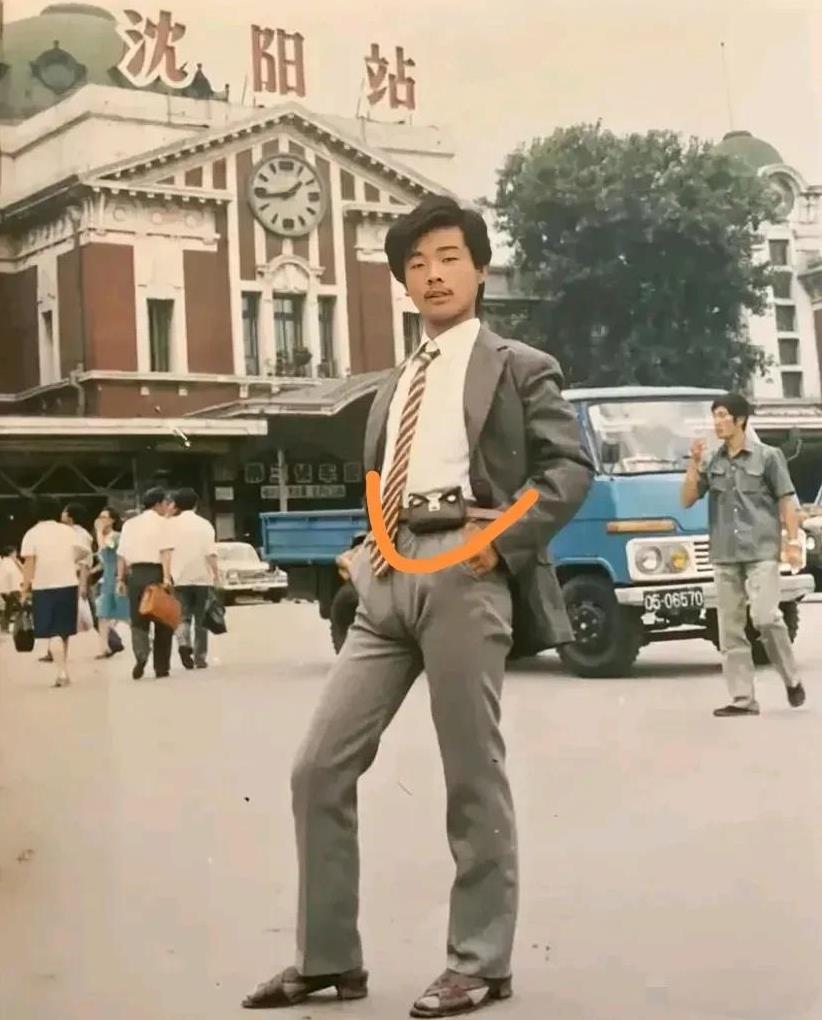 照片中的男子，西装革履，昂首挺胸。腰间的单品尤为醒目，认出这个的，估计都上年纪了