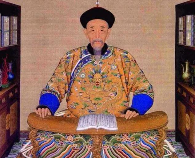 1675年，14岁万琉哈氏被选为康熙的宫女。一天，她正在辛者库洗衣服，竟“巧遇”