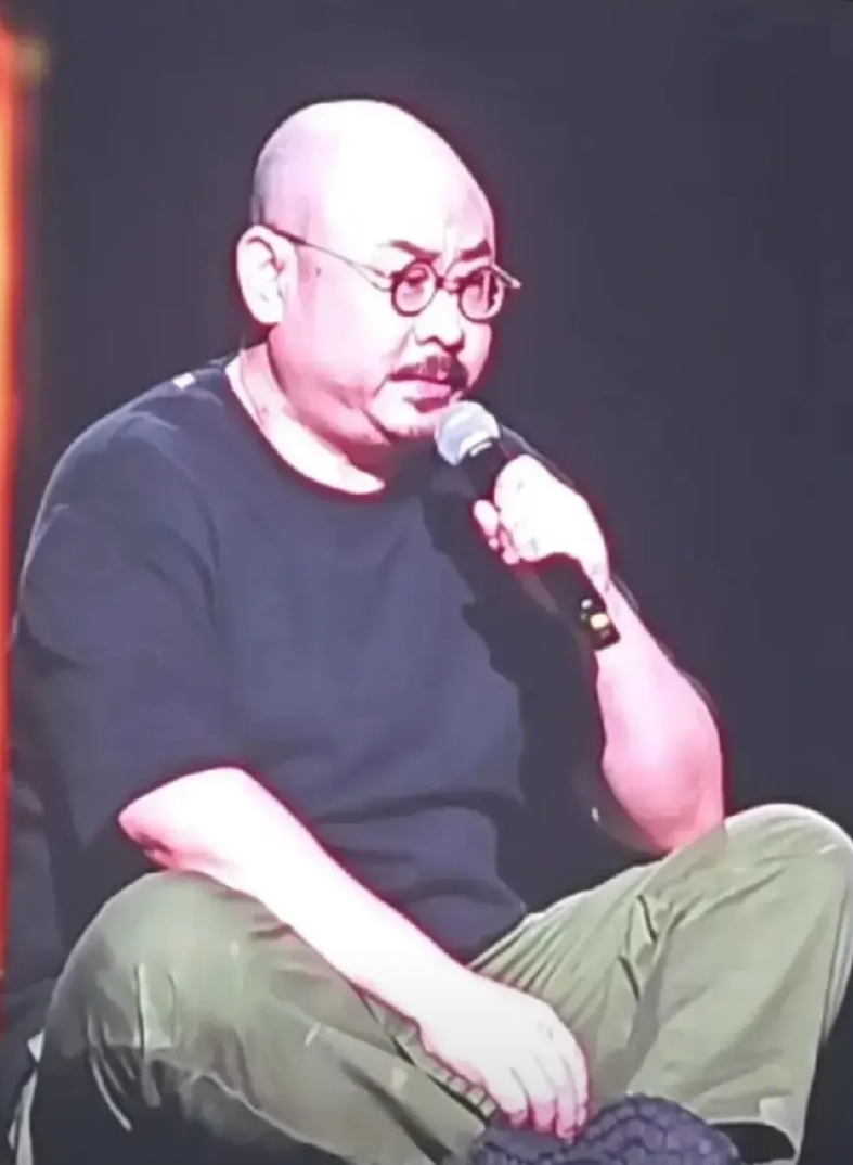 刀郎又遭嘲讽？
一因席地而坐，被指农民作风；
二因同样行为，被批不配办演唱会；