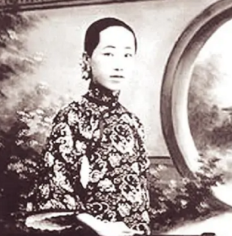 1903年，30岁梁启超和17岁王桂荃行房。大汗淋漓过后，梁启超喘着粗气却说：“