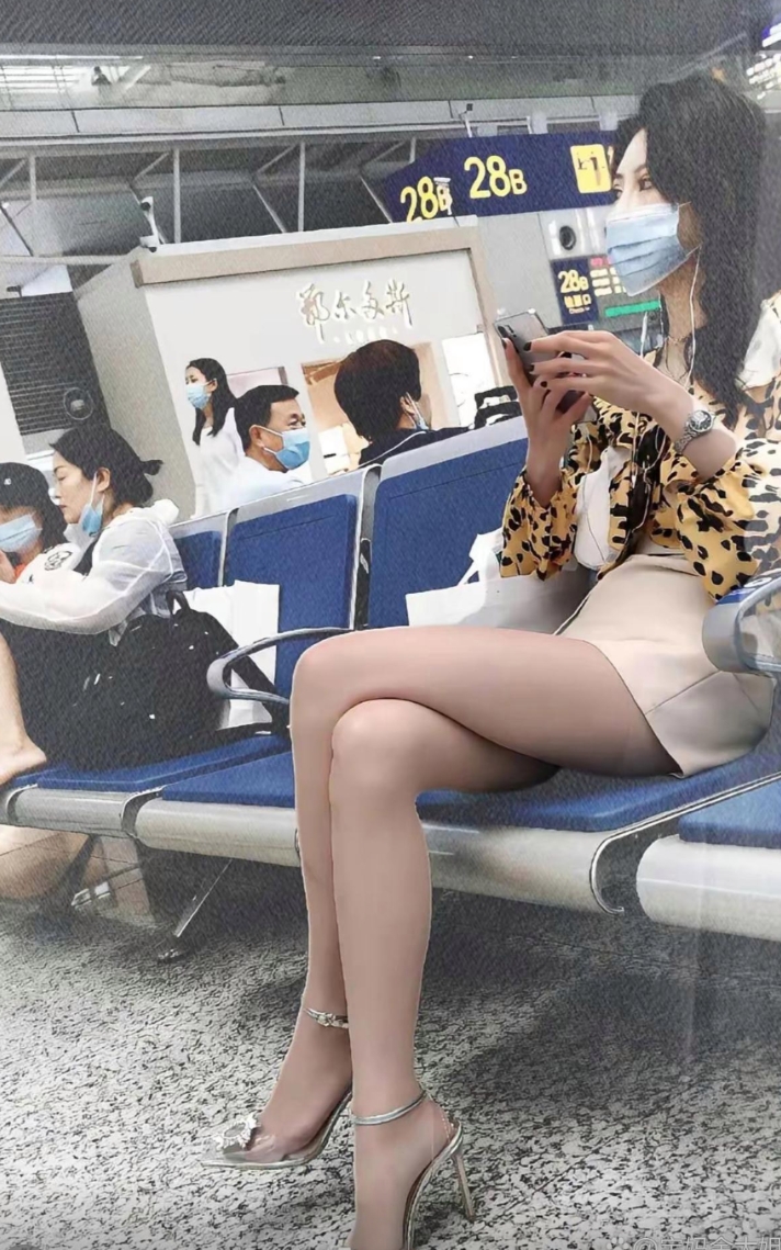 候车厅偶遇漂亮小姐姐，大家觉得她是做什么工作的？