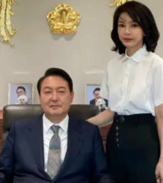 尹锡悦在任两年多创造了四个第一。

1、韩国历史上第一个在职总统被逮捕。

2、