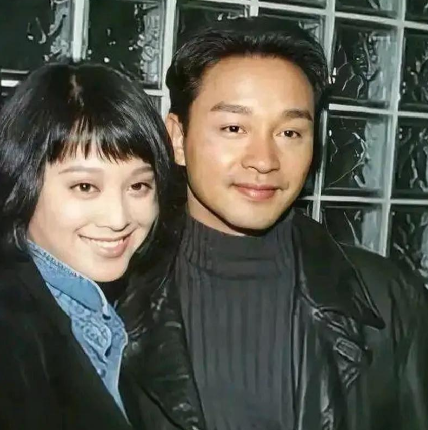 1995年，张国荣和宁静拍摄《新上海滩》，戏中两人有一场“鸳鸯浴”，宁静决定不用