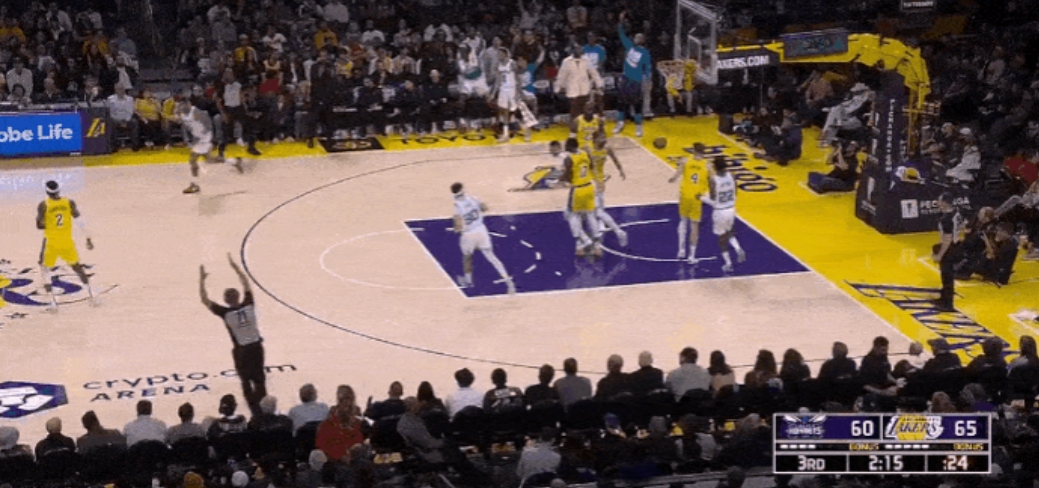 被打11比0！湖人今天想不想赢？
在今天NBA常规赛湖人对阵黄蜂的第三节比赛中，