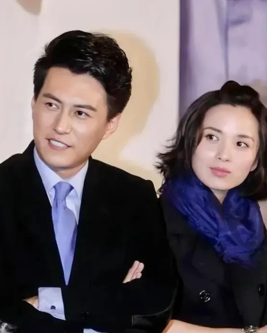 原来他们是一对夫妻！男演员是国民男神靳东，气质儒雅，温婉帅气，现在年龄大一些了，