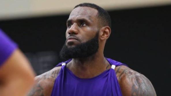 詹姆斯肌肉被誉为球员天花板，为何却几乎看不到胸肌和腹肌？