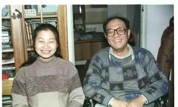 史铁生，北京胡同里出生的作家，一生与命运抗争。他自幼在父母呵护中长大，虽然被确诊
