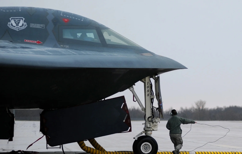 B-2轰炸机是除B21外当今世界上唯一一种的隐身战略轰炸机，最主要的特点就是低可