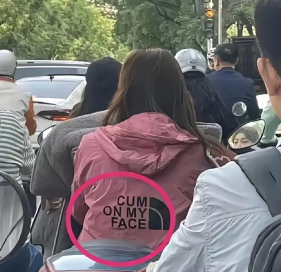 上班路上，网友拍到女子身上的英文字母:cum on my face！网上一查，吓