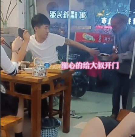 全网都感动了：一流浪老人来餐饮店乞讨，小哥哥麻利的递给老人一些钱，小姐姐把筷子倒