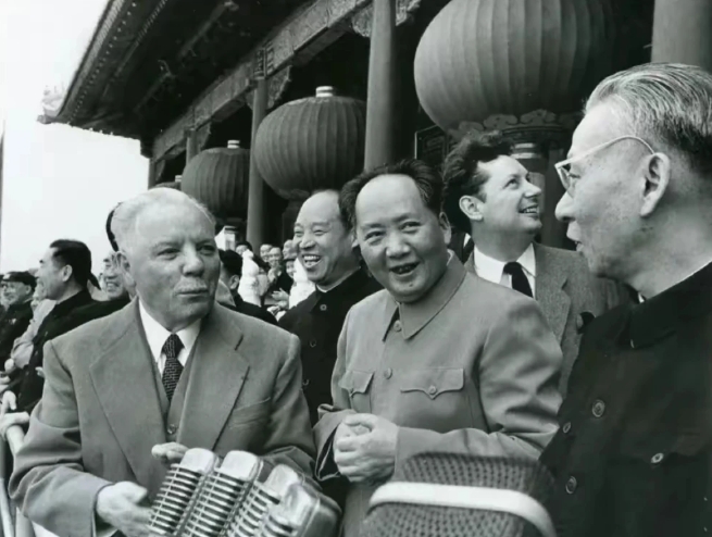 珍贵的照片。外国领导人访华时，毛泽东主席、刘少奇同志同他亲切交谈。

他们面前有