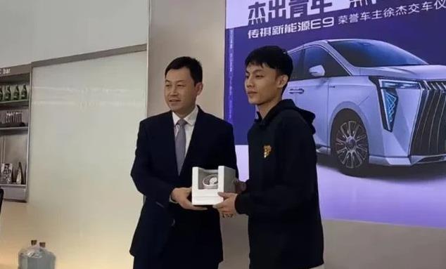 俆杰接到大合同代表，变相涨薪

你们总说7徐杰70万年薪太低了，是童工合同，但不