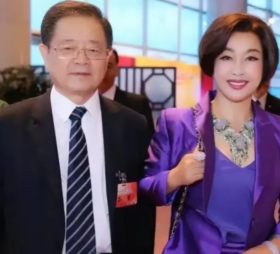 李小冉一定没见过晓庆姐的早餐…
这满满的一大桌了，各种鱼虾肉蛋，一大盘子意大利面