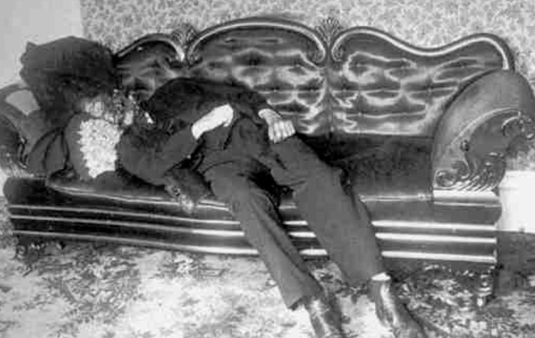 1892年谜案：波顿夫妇血案背后的百年疑云