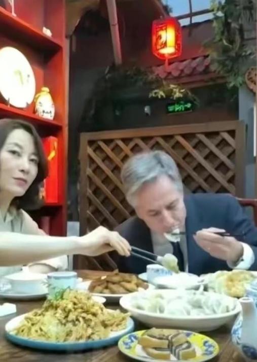能陪布林肯吃饭，这女的肯定不是一般人，不知道什么来头！