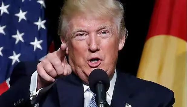 特朗普在世界经济论坛上发言时，直接开了个“猛料”——他要求美国企业回到国内生产，