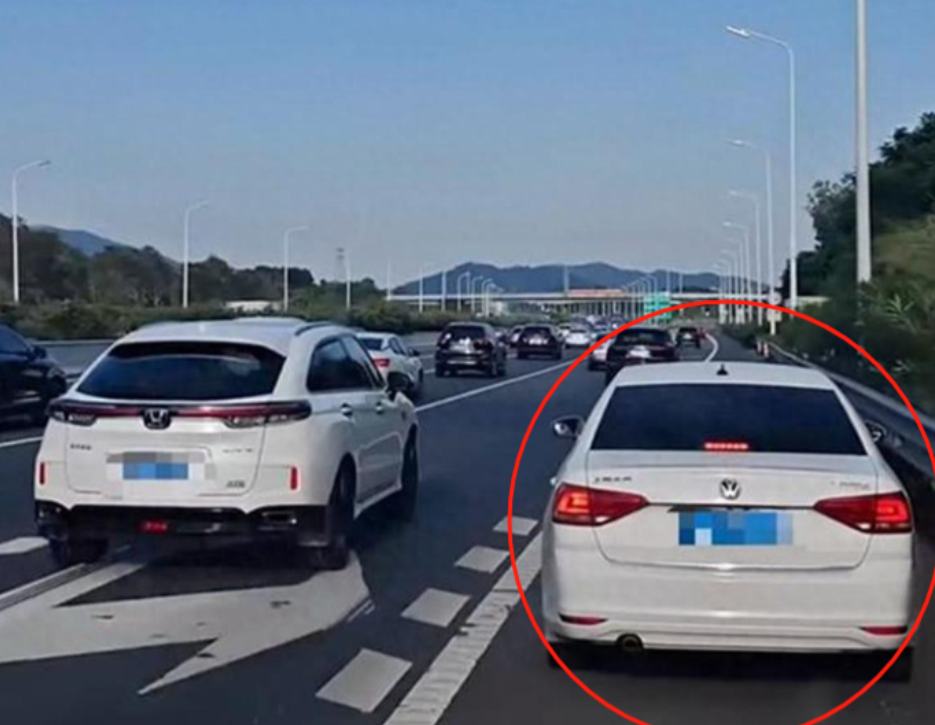 “扣9分罚300太轻了！”广东阳江，救护车在高速上鸣笛送病重婴儿去医院，一辆私家